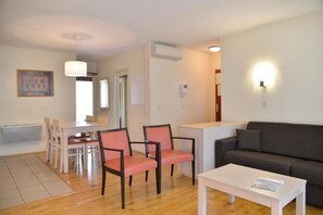 ベーシック アパートメント | バスルーム | 浴槽、ヘアドライヤー、タオル