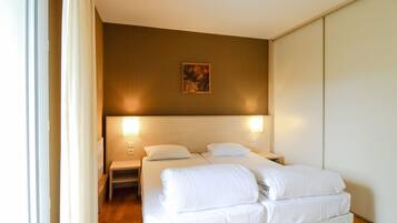 Cofres nos quartos, cortinas blackout, Wi-Fi de cortesia, roupa de cama