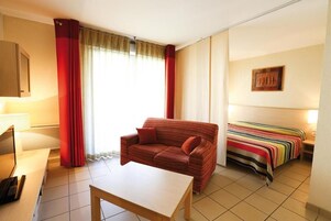 客房内保险箱、遮光窗帘、免费 WiFi、床单