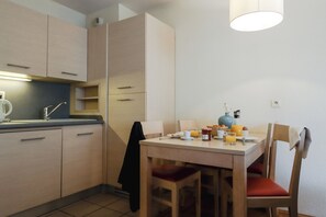 Großer Kühlschrank, Geschirrspüler, Wasserkocher mit Kaffee-/Teezubehör