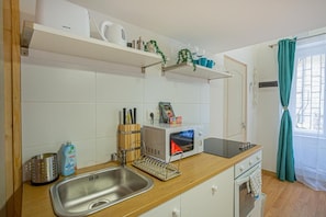 Refrigerador con freezer, microondas, horno, placa de cocina