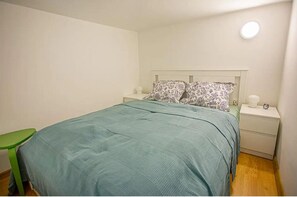 1 habitación, tabla de planchar con plancha, wifi gratis y ropa de cama 