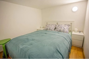 1 habitación, tabla de planchar con plancha, wifi gratis y ropa de cama