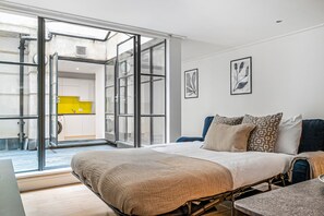 2 bedrooms, desk, iron/ironing board, free WiFi - Modern 2BR Apartment with Patio in the Heart of Holborn's Vibrant Neighborhood (Greater London)