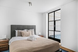 2 habitaciones, escritorio, tabla de planchar con plancha y wifi gratis 