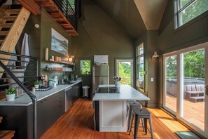 Frigorífico, microondas, horno y placa de cocina