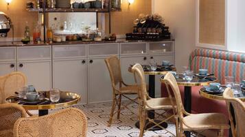 Petit déjeuner continental (18 EUR par personne)