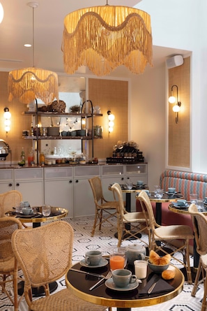 Petit déjeuner continental (18 EUR par personne)