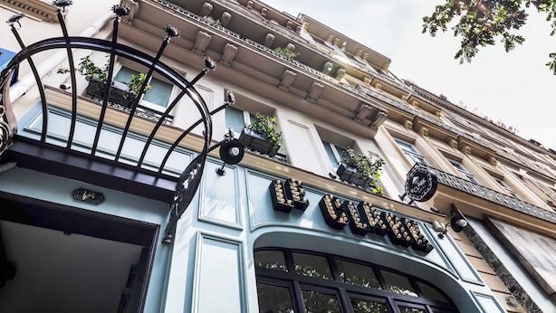 A building facade with a sign reading "Le Clark." - Le Clark Hotel (Paris)