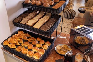 Café da manhã continental todos os dias mediante uma taxa