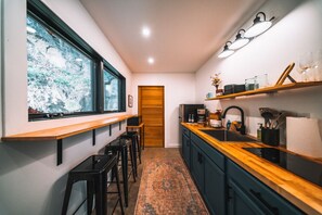 Refrigerador, microondas, parrilla de estufa y cafetera y tetera 