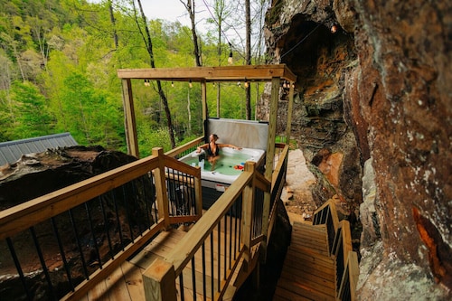 Unique Cliff Hot Tub with Views | Mural | Sleeps 4