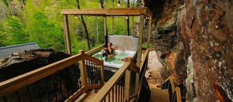 Unique Cliff Hot Tub with Views | Mural | Sleeps 4