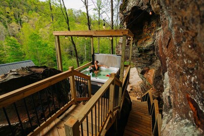 Unique Cliff Hot Tub with Views | Mural | Sleeps 4
