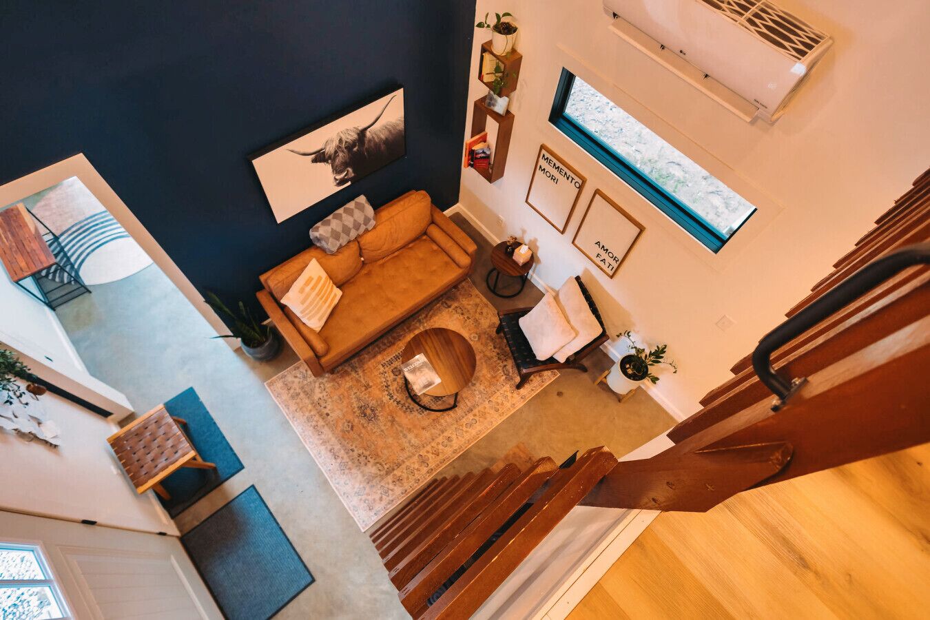 Televisor intel·ligent i llibres 