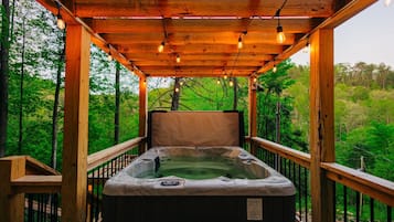 Banyera d'hidromassatge a l'aire lliure