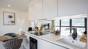 Fridge, oven, stovetop, dishwasher