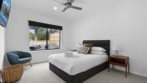 4 bedrooms, iron/ironing board, free WiFi - Sams House in Metung (Metung)