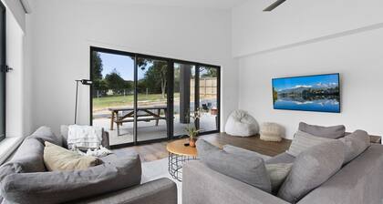 Sams House | Modern Metung Escape
