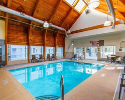 Una piscina techada, una piscina al aire libre
