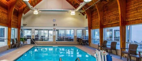 Una piscina techada, una piscina al aire libre