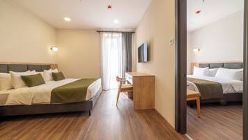 Een hotelkamer met twee bedden, een bureau en een stoel.
