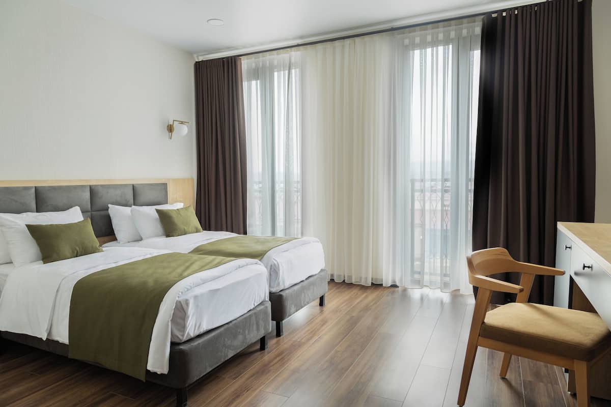 Habitación estándar con 1 cama matrimonial o 2 individuales | Espacio para trabajar con laptop, insonorización y wifi gratis