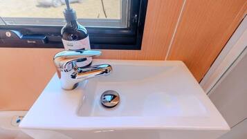 Suihku, hiustenkuivaaja, pyyhkeet