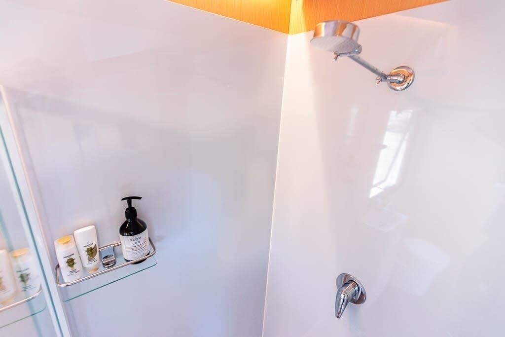 Een douche, een haardroger, handdoeken