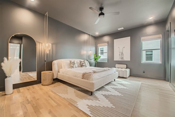 4 bedrooms, desk, iron/ironing board, WiFi - 23- Sleek Modern Home- The Music City Collection (Berry Hill)