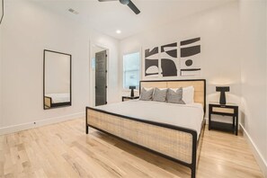 4 bedrooms, desk, iron/ironing board, WiFi - 23- Sleek Modern Home- The Music City Collection (Berry Hill)