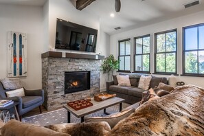 Smart TV, fireplace