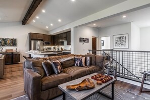 Smart TV, fireplace - Book for Ski! Luxury Creekhouse Townhome! Mountain Views, Grill and Fireplace! (Mammoth Lakes)