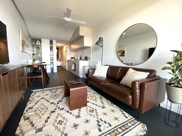 Smart TV - Sophisticated Lakeview Apt + Parking (Canberra)