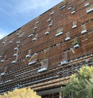 Exterior - Central apartment with Lake Views (WiFi, Wokspace & parking) (Canberra)