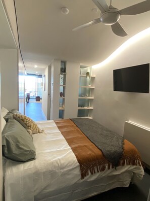 1 bedroom, desk, iron/ironing board, free WiFi - Central apartment with Lake Views (WiFi, Wokspace & parking) (Canberra)