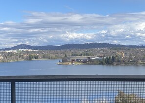 Property grounds - Sophisticated Lakeview Apt + Parking (Canberra)