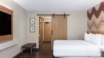 Roupas de cama premium, camas com colchões pillow-top, cortinas blackout