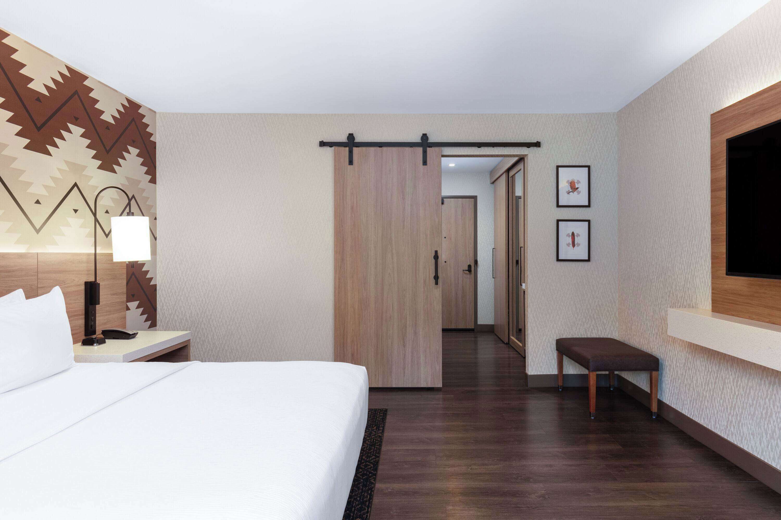 Ylelliset vuodevaatteet, pillowtop-patjalliset sängyt, pimennysverhot