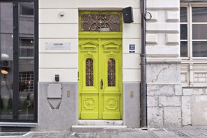 Vista frontal de la propiedad