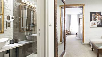 Een bad/douchecombinatie, gratis toiletartikelen, een haardroger