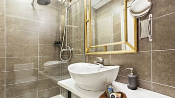Dúplex Confort | Baño | Ducha y bañera combinadas y artículos de higiene personal gratuitos