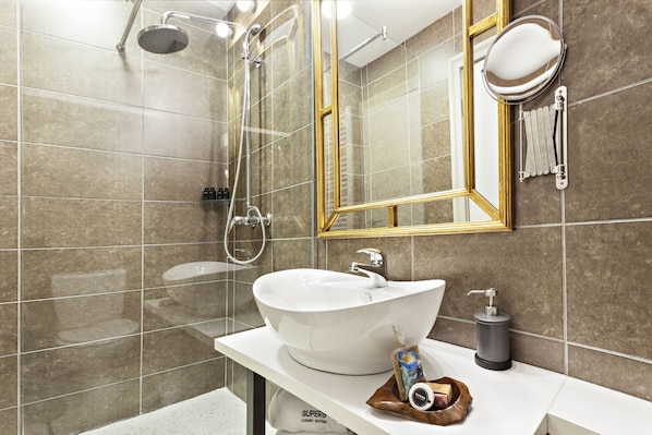 Comfort Duplex | Bathroom | Combined shower/tub, free toiletries, hair dryer, bathrobes - SuperB Luxury Suites (Belgrade)