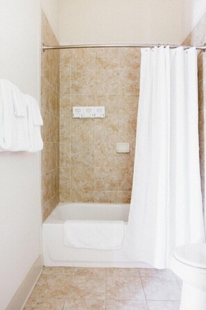 Sèche-cheveux, serviettes fournies