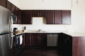 ثلاجة، ميكروويف، فرن، موقد طهي مسطح