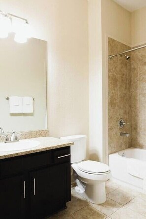 Een haardroger, handdoeken