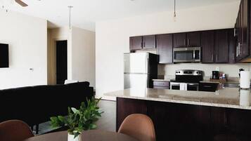 Een koelkast, een microgolfoven, een oven, een kookplaat