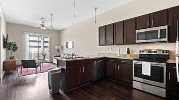 Een koelkast, een microgolfoven, een oven, een kookplaat