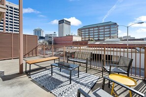 Outdoor dining - Cozy 1BR • Balcony & Modern Decor (Montgomery)
