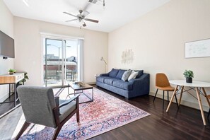 Smart TV, offices - Cozy 1BR • Balcony & Modern Decor (Montgomery)